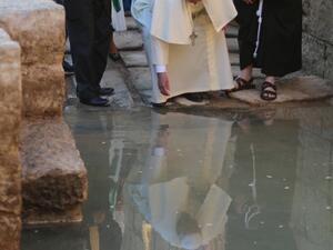 آلاف المسيحيين يحجون الى نهر الاردن