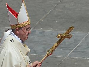 Pope Francis leads a mass in St Peter's square for the canonization of four blessed nuns, whose two lived in Ottoman Palestine, on May 17, 2015 in Vatican. (AFP/Alberto Pizzoli)