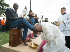 Pope Francis performs the foot-washing ritual at the Castelnuovo di Porto refugees center near Rome on March 24, 2016. (AFP/Osservatore Romano)