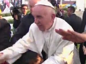 بابا الفاتيكان يصل بورما في بداية جولة تقوده إلى بنغلادش وتركز على "أوضاع الروهينغا"
