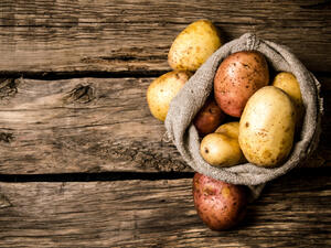 تمنح البطاطس السّعرات الحراريّة والطّاقة

