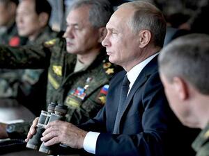 بوتين يتفقد مناورات عسكرية ويتعهد بتعزيز الجيش وتزويده بجيل جديد من الأسلحة 