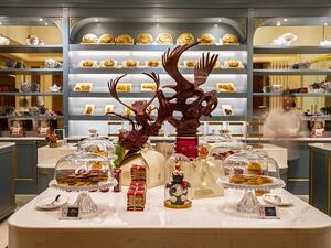 قوم فرانكو ليو، الشيف التنفيذي للحلويات بإعادة تعريف الابتكار مع أشهى المأكولات الموسمية الخفيفة والوجبات اللذيذة التي تُبرز تجربة طهي مثيرة لا تُنسى.