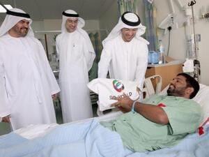 محمد شرف، المدير التنفيذي للمجموعة، موانئ دبي العالمية ومحمد المعلّم نائب الرئيس الأول ومدير عام موانئ دبي العالمية – الإمارات، وعبدالله بن دميثان، مدير إدارة الخطوط الملاحية في موانئ دبي العالمية – الإمارات خلال تقديم المساعدات العينية للمرضى