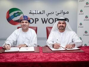 محمد المعلم، نائب الرئيس الأول ومدير عام موانئ دبي العالمية-الإمارات، وموسى الموسى، رئيس شركة داو في دولة الإمارات العربية المتحدة، خلال حفل توقيع العقد في جبل علي.