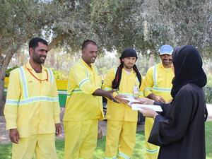 Officials distributed shopping vouchers to the employees and were received with feelings of appreciation and happiness.
