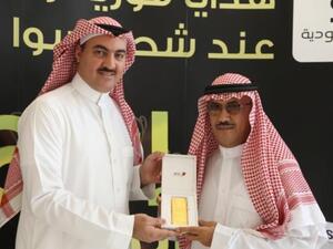 عبدالعزيز شرف من الخبر يتسلم 1 كيلو ذهب من الاتصالات السعودية