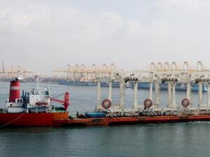 أول دفعة من الرافعات الجسرية تصل جبل علي على متن سفينة تشن هوا 18 التابعة لشركة زد بي إم سي