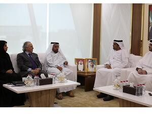 سعادة عبد الله المعيني مدير عام "مواصفات" خلال استقباله وفد حملة سلامة الطفل التابع للمجلس الأعلى لشؤون الأسرة في الشارقة وشركات محلية