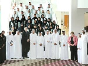 عدد من أعضاء الإدارة العليا ببنك أبوظبي الوطني ومسؤولي البنك وجامعة زايد مع الخريجين والخريجات