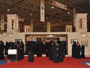 جانب من امهات الخوانيج اللائي شاركن في لوحة نسيج الولاء