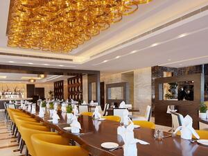 يوفر مطعم ذا دايننغ روم الفريد مجموعة متنوعة من أشهى المأكولات والمشروبات الهندية في أجواء مميزة وديكور تقليدي مميز.