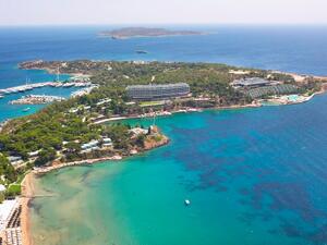 فورسيزونز في شبه جزيرة أستر بالاس اليونانية.