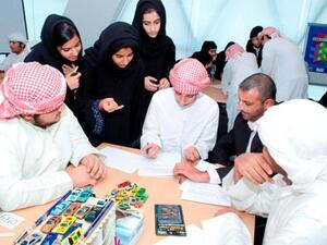 طلاب يشاركون في جلسة تقييم خلال برنامج صيف أشباه الموصلات الذي تنظمه آتيك وتشارك فيه مصدر بفعاليات رئيسية لنشر الوعي حول الطاقة البديلة