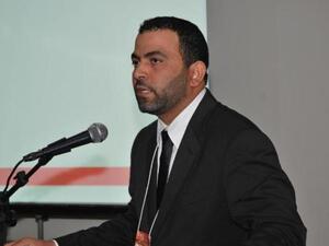 عبدالله الريامي، مدير خط الإنتاج في مصهر إيمال أثناء الشرح