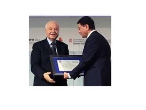 قدم الدكتور السالم درع الجامعة التكريمي إلى الدكتور أبوغزاله تقديرًا من الجامعة لجهوده وإنجازاته المتميزة على الصعيد الوطني والعربي والدولي.