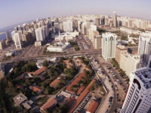 تعافت أبوظبي، وهي الإمارة التي تمتلك معظم ثروة البلاد النفطية، من الأزمة المالية العالمية مدعومة بارتفاع أسعار النفط والنمو في القطاعات غير النفطية