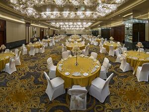 تتسع قاعة احتفالات القرهود بتصميمها الجميل لـ 600 شخص وتعد مكاناً مثالياً لإقامة الحفلات الكبيرة والحفلات على نطاق أضيق. 