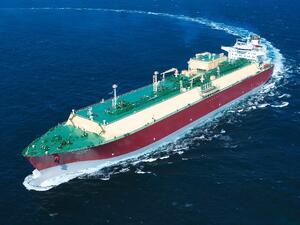 الحويلة أول ناقلة للغاز الطبيعي المسال من نوعية كيوفلكس ترسو بمحطة باهيا لإعادة الغاز المسال إلى حالته الغازية الواقعة على الساحل الشرقي للبرازيل