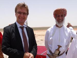ألكساندر ديتمار، المدير الإداري لشركة باور نمر ش.م.م. والشيخ عبدالله بن عيسى الرواحي، رئيس الوحدة الاستراتيجية بالنورس
