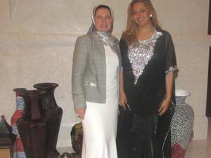 أمل جلال صبري، المؤسسة والرئيسية التنفيذية لمركز الإمارات للتوحد مع أحد المتطوعات خلال الإفطار الخيري الذي استضافه منتجع سانت ريجيس جزيرة السعديات، أبوظبي