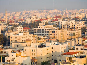 تركز نشاط السوق العقاري في المناطق الواقعة إلى الشرق من العاصمة لا سيما للوحدات السكنية المقدور عليها من قبل فئات الدخل المتوسط والأدنى