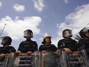 يرى محللون أنه ربما يكون من الأفضل تأجيل تقديم المساعدات المالية لمصر وتونس إلى حين الانتهاء من الانتخابات وتشكيل الحكومتين المنتخبتين