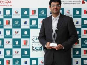 Ashish Panjabi, Jacky's Electronics COO receiving the Best Service Performance Outlet Electronics Category