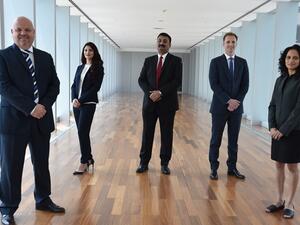 ديريك ماغوير من قسم خدمات المعاملات، وميرنا يونس من قسم إدارة الأصول، وأجيث ماثيو من قسم تكنولوجيا المعلومات، وروس كيمب من قسم التقييم والاستشارات في مكتب أبوظبي، وشيلبا غوروسوامي من قسم إدارة المبيعات.