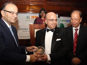 Doha Bank CEO receiving the award