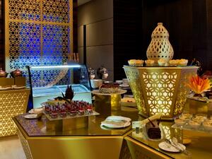 يوفر بوفيه الحلويات تشكيلة واسعة من الحلويات الخاصة مثل نافورة الشوكولاتة والآيسكريم المُعد في الفندق وركن الوافل وشاورما الشوكولاتة.