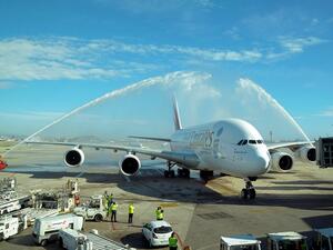 	استقبال برشاشات المياه لطائرة الإمارات الإيرباص A380 لدى وصولها للمرة الأولى إلى مطار برشلونة في فبراير 2014