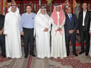 جمال الهزيم الرئيس التنفيذي لبي ام اي بنك مع الموضفين