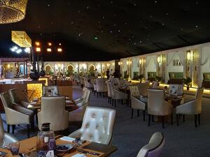 تتألق الخيمة بإنارة سقفها الرائعة المستلهَمة من ليالي الصحراء المرصعة بالنجوم.