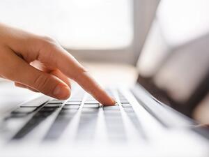 تُمكّن هذه المنصة الآمنة والمرنة الشركات من إتمام عمليات الدفع المعتمدة وتحويل الأموال بكل سهولة ويسر على مدار الساعة وطوال أيام الأسبوع.