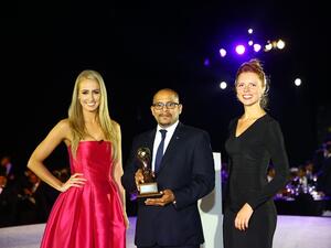 خلال استلام الجائزة