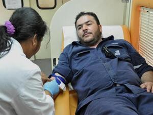 أحد موظفي إيبكو للتوزيع خلال حملة للتبرع بالدم