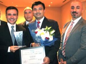 لحظة استلام الجائزة