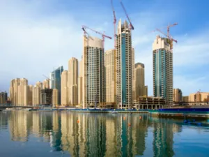 قاد قطاعا البنوك والاتصالات مؤشر سوق الإمارات المالي أمس للإغلاق مرتفعاً نسبته 0,48٪ ليكسب 3,22 مليار درهم.