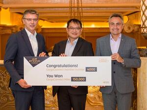 Kerry Logistics’ Sammy Mak receives 150,000 CargoConnect miles from Etihad Cargo’s Manager Sales Andrew Baartscheer and Head of Cargo Sales Roberto Casabianca