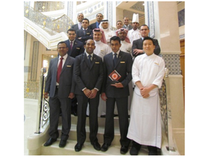 الفائزون بجائزة العام خمس نجوم في الريتز-كارلتون، الرياض يحتفلون بالنجاح