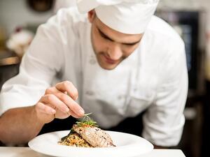 يكشف عرض الفندق لتقديم الطعام مفهوماً فريداً يتضمن كافة أنواع المأكولات التي يمكن أن تشملها القائمة من الألف إلى الياء.