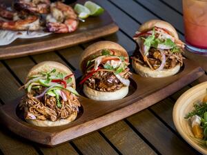 Complimenting the fragrant shisha is Grill@25’s delectable menu featuring the city’s finest and freshest salads, burgers and mini-bites. 