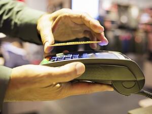 البطاقات بدون تماس والمحافظ الرقمية