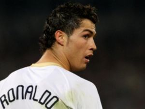 أكبر صفقة في تاريخ كرة القدم كانت انتقال اللاعب البرتغالي كريستيانو رونالدو من نادي مانشستر يونايتد الإنجليزي إلى نادي ريال مدريد الإسباني في صيف 2009