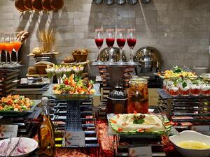 يدعوكم المطعم للاستمتاع بتشكيلة واسعة من أشهى الأطعمة والمقبلات العربية والعالمية.