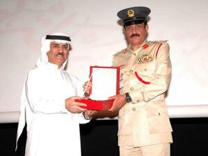 اللواء خميس مطر المزينة، نائب القائد العام لشرطة دبي يكرم حسين كاظم، مدير الاتصالات الخارجية في امارات