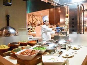 يتمتع مطعم "بيسترو" بأجواء إفطار عائلية دافئة يمنحها لضيوفه طيلة أيام الشهر الفضيل.