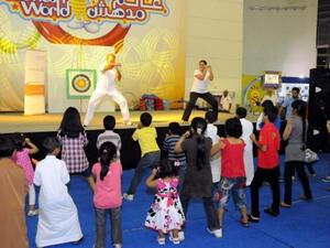 أطفال يلعبون في ركن الرياضة في عالم مدهش