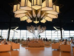 قد تم تجهيز الخيمة الرمضانية الاضخم من نوعها في العاصمة، بوسائل جلوس مريحة من اجل خلق اماكن متنوعة للاستمتاع بالوقت مع العائلة والأصدقاء.